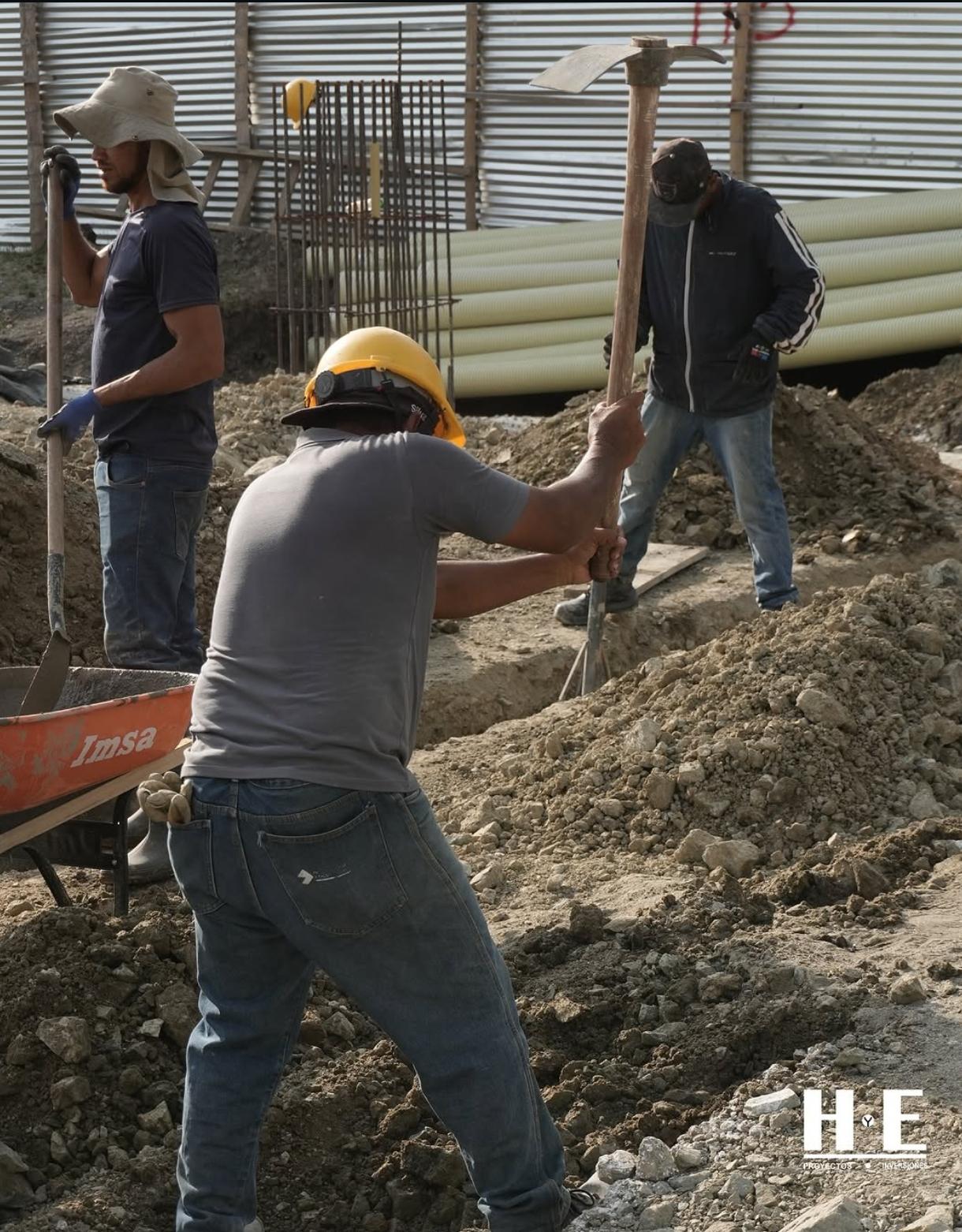 Equipo de H&E Proyectos e Inversiones inspeccionando obra civil en Colombia